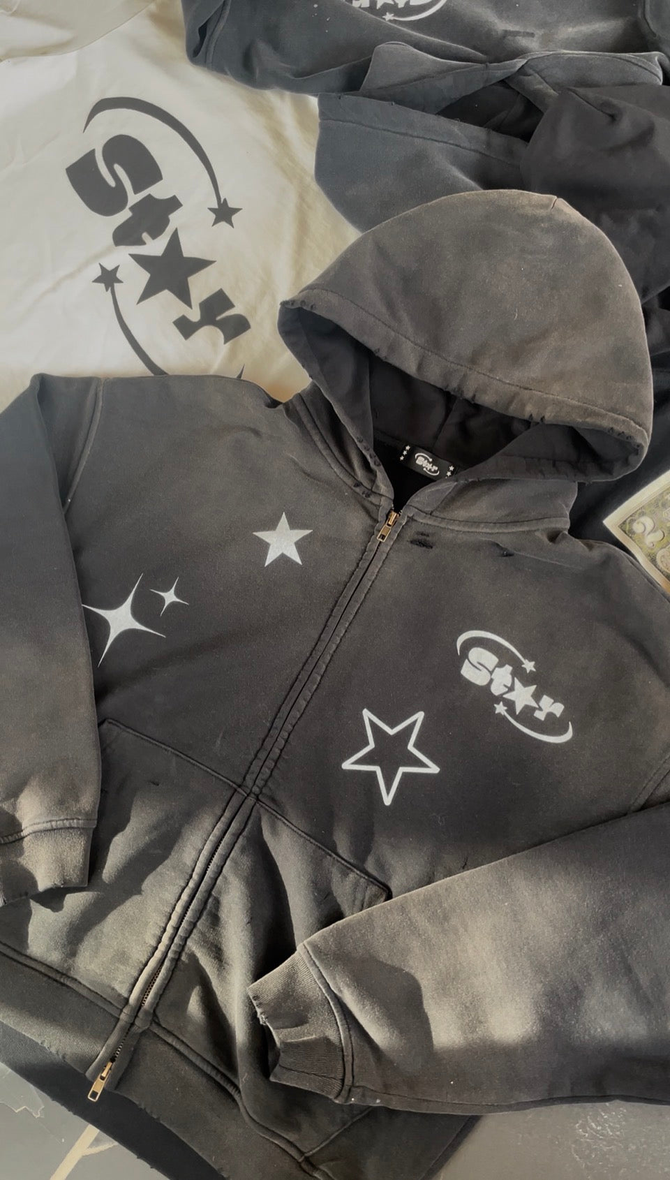 𝗙𝗮𝗱𝗲𝗱 𝗯𝗹𝗮𝗰𝗸 𝘀𝘁𝗮𝗿 𝘇𝗶𝗽 𝘂𝗽